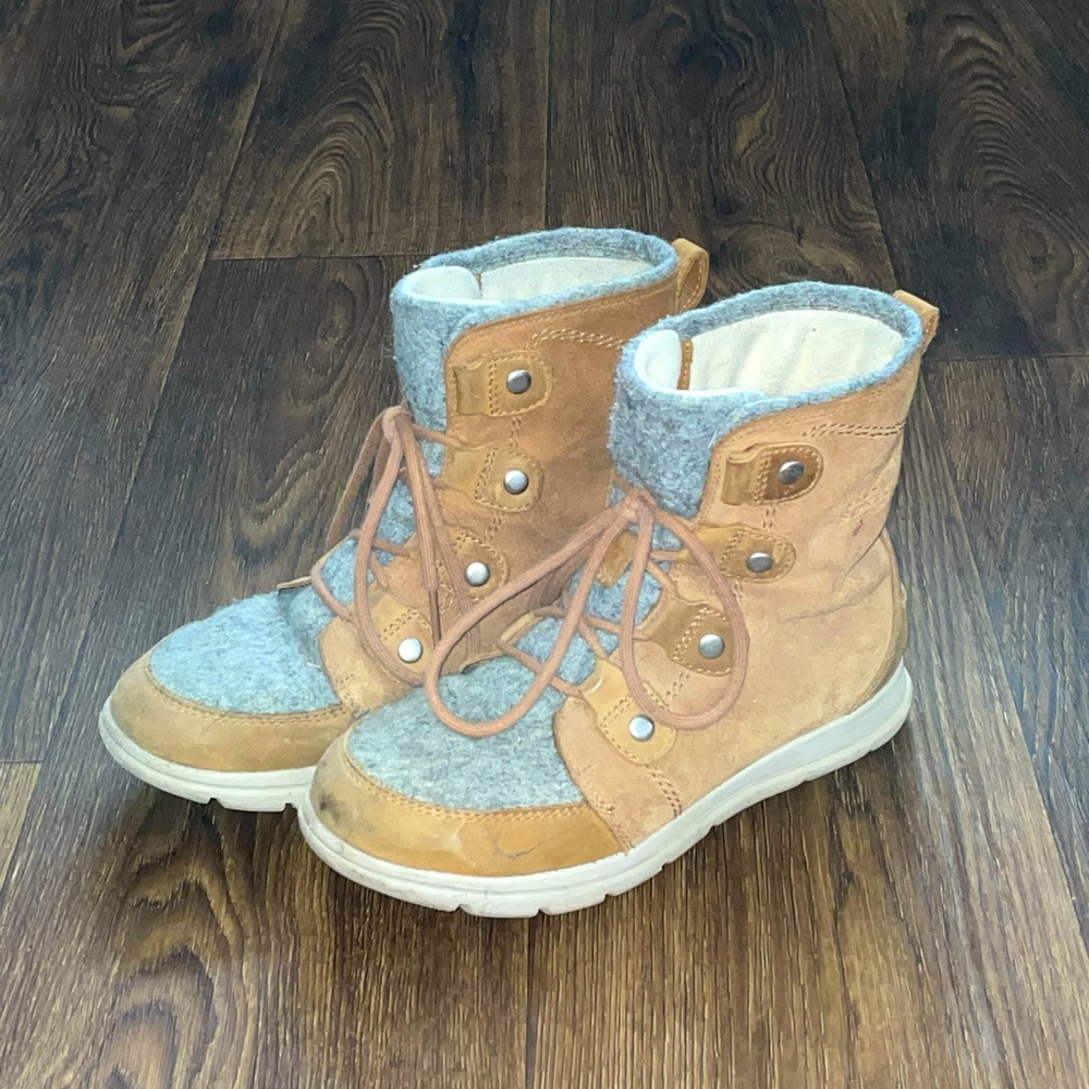 Sorel Joan Explorer booties size 7.5